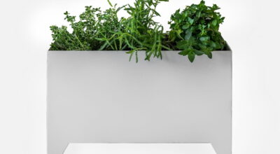 אדנית ממתכת בצבע לבן